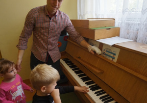 Kacperek gra na pianinie